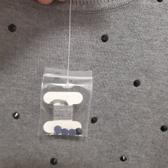 New Laura Petites Super Soft Gray Sweater with black beads Size M/L - Picture 4 of 12